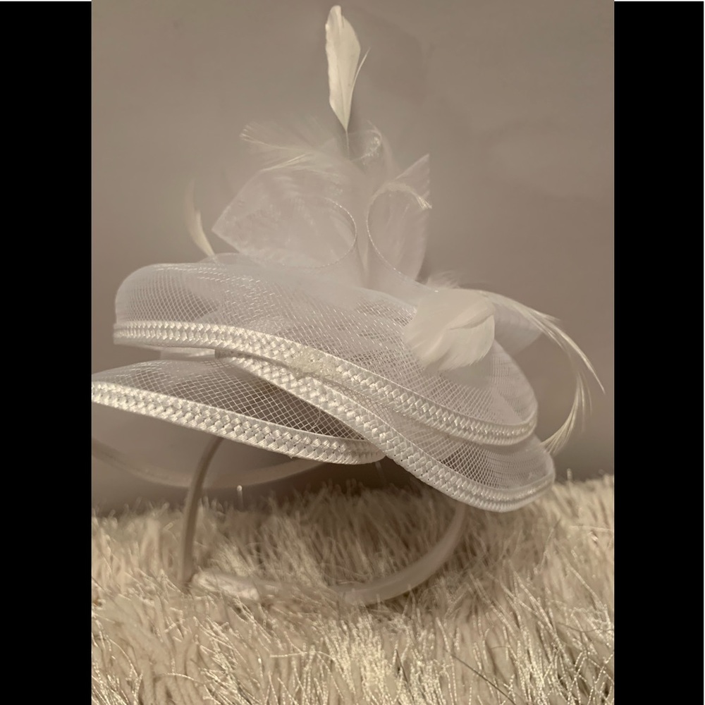 Vintage white feather head piece/hair, gorgeous with white feathers, unbranded